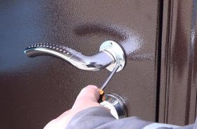 Замена дверной ручки металлической двери в Сертолово